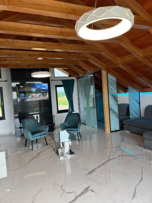 Casa Moderna In Sinteu - Intersectia Intre Modern Si Linistea Naturii Huta Voivozi ภายนอก รูปภาพ